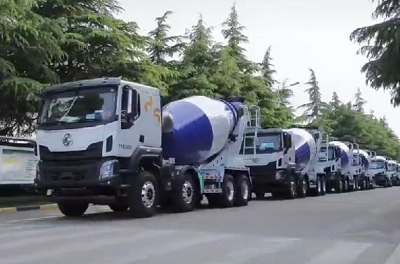 市場如此火爆，一批批新車交付用戶。場面壯觀！